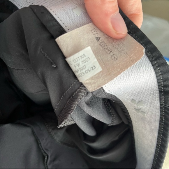 Under Armour Shorts Men's 38 Black Gray Polka Dot Flat Front Stretch Summer - Picture 9 of 10